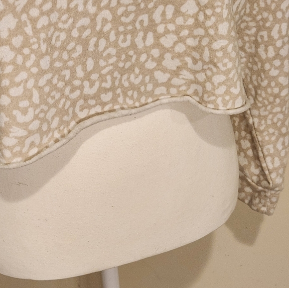 Colsie Women's Leopard Print Beige and White Cropped Sweatshirt, size Medium - Picture 4 of 9